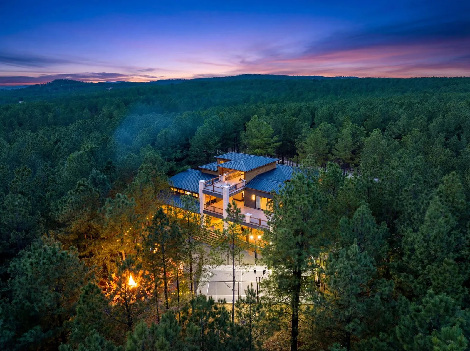 LivNLove luxury cabin in Broken Bow with designer interiors and hot tub